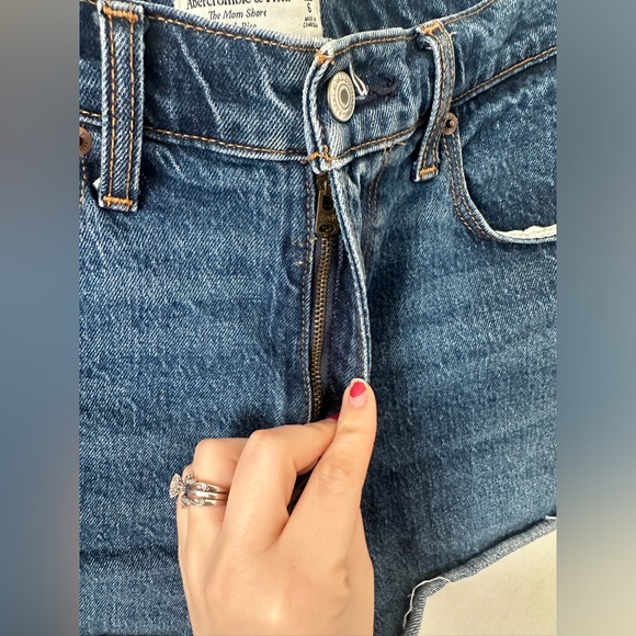 Abercrombie & Fitch | The Mom Short High Rise - Picture 5 of 7